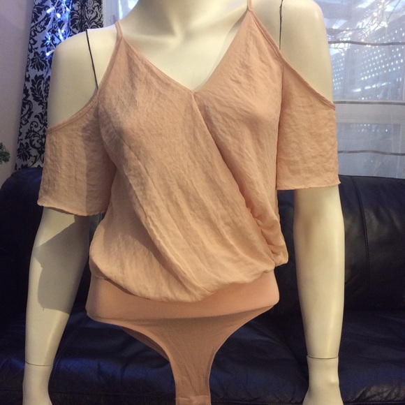 Eyeshadow blush pink cold shoulder v-neck bodysuit - Picture 4 of 8